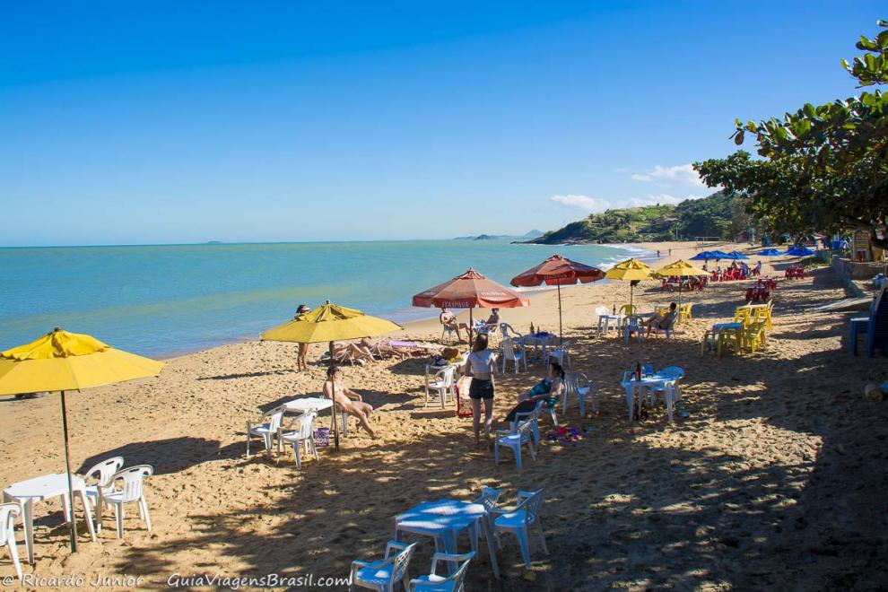 Imagem da bela natureza da Praia dos Coqueiros em Anchieta.